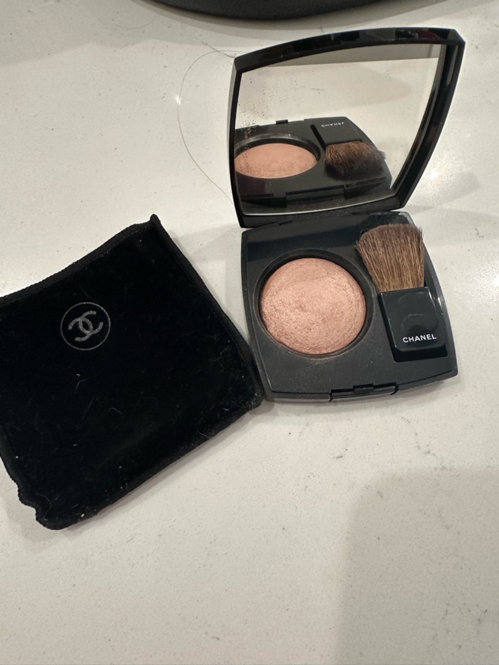 CHANEL JOUES CONTRASTE LUMIÈRE
HIGHLIGHTING BLUSH
12 COUPS DE MINUIT